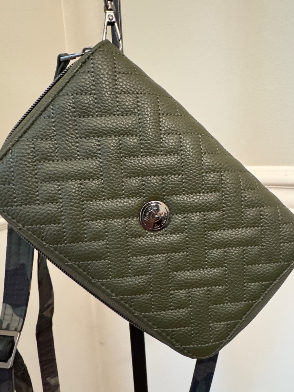 LUG Olive Green Vegan Leather Quickstep Crossbody Phone Wallet w/wristlet NWOT